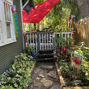 Apartment Lovely Studio With Kitchenette., Tampa